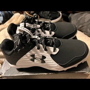 Black & white Under Armor Baseball Cleats size 5.5 youth